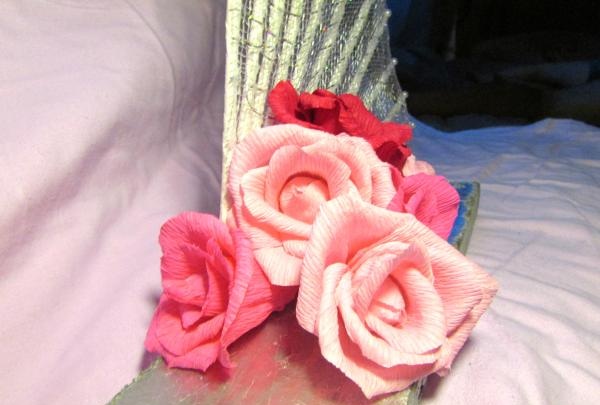 fan na may mga rosas na gawa sa corrugated na papel