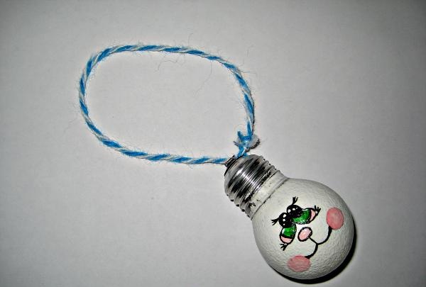 Коледна играчка за елха, изработена от електрическа крушка