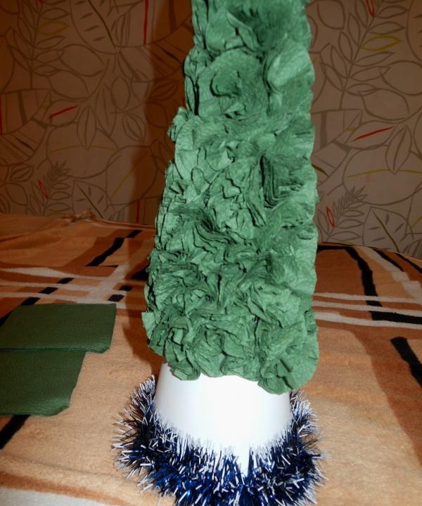 Árbol de Navidad hecho con servilletas de papel.