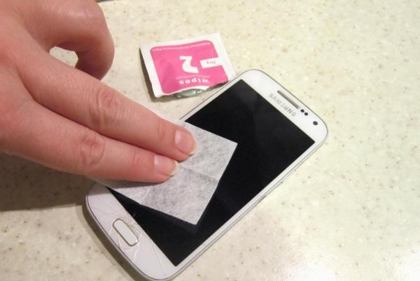 כיצד להדביק זכוכית מגן על הטלפון שלך