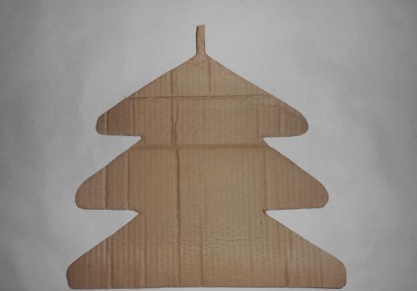 Árbol de Navidad fabricado en cartón y polietileno.