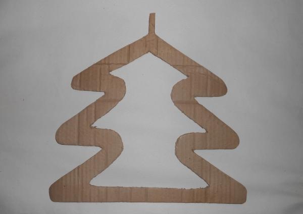 شجرة عيد الميلاد مصنوعة من الورق المقوى والبولي ايثيلين