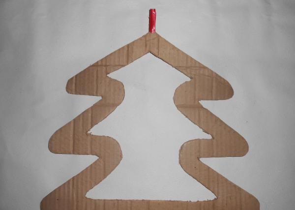 شجرة عيد الميلاد مصنوعة من الورق المقوى والبولي ايثيلين