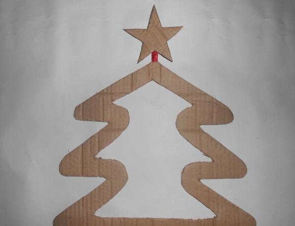 Juletre laget av papp og polyetylen