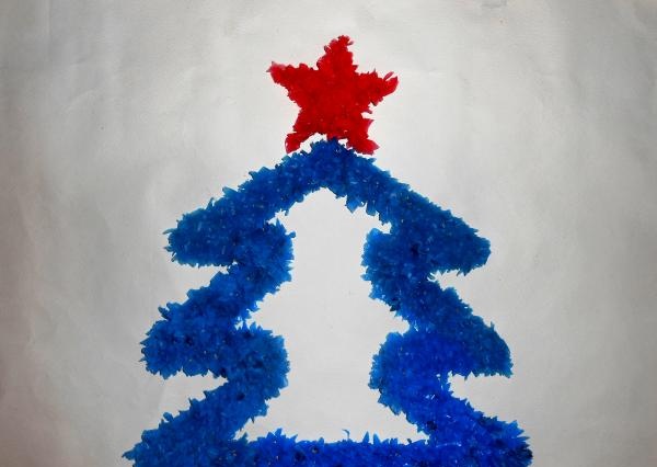 Kerstboom gemaakt van karton en polyethyleen