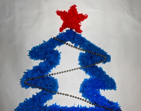 Árbol de Navidad fabricado en cartón y polietileno.