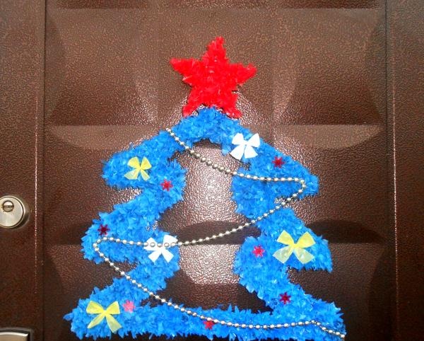 Vianočný stromček vyrobený z kartónu a polyetylénu