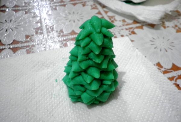 Bonecos de Natal feitos de mastique de açúcar