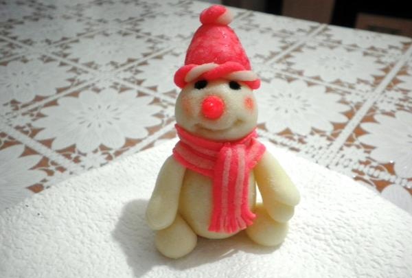 Figuras navideñas hechas con masilla de azúcar.
