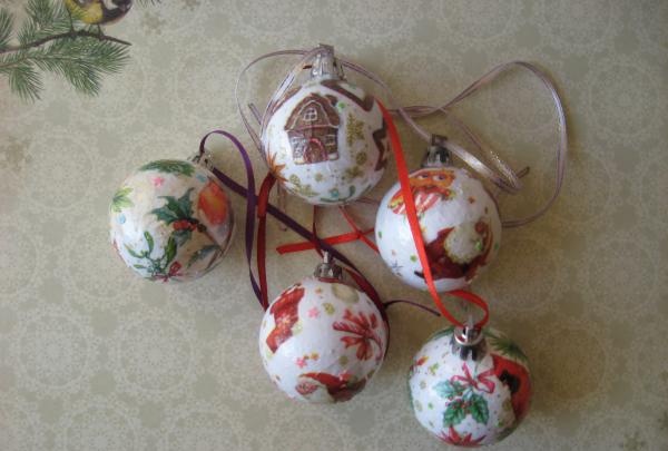 Decoupage de boles per a l'arbre d'Any Nou