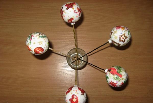 Découpage de boules pour l'arbre du Nouvel An