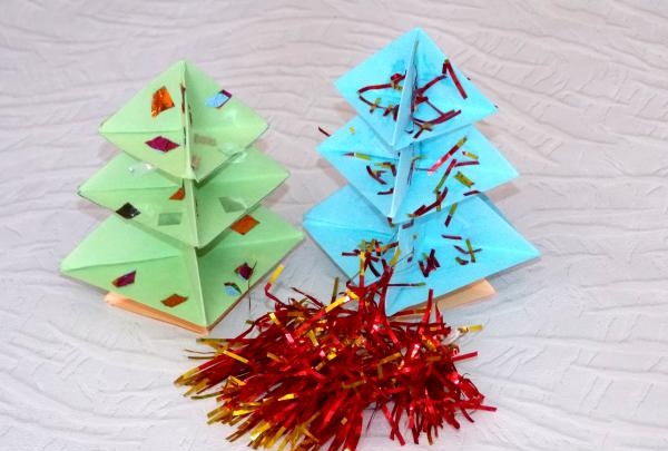 Objemový vánoční stromek vyrobený z papíru