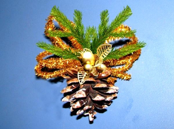 Vianočný stromček vyrobený z lesných šišiek