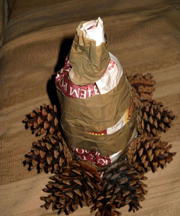 Vianočný stromček vyrobený z lesných šišiek
