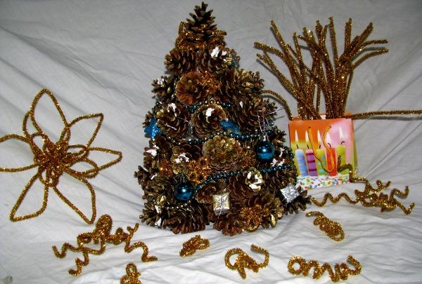 Vánoční strom z lesních šišek