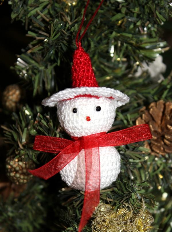 Sneeuwpop gehaakt kerstboomspeeltje
