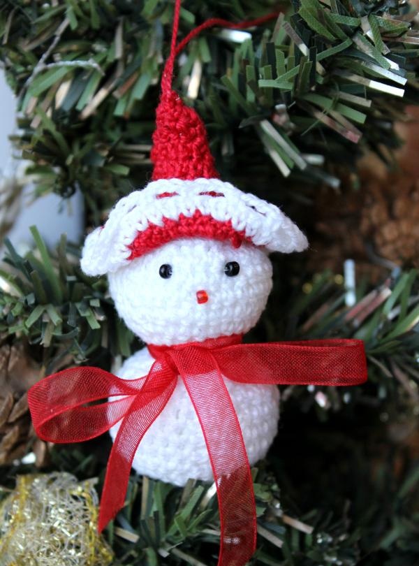 Snjegović heklana igračka za božićno drvce