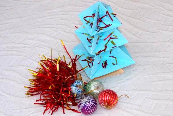 Objemový vianočný stromček vyrobený z papiera