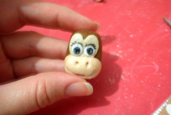 Peňažná opica vyrobená z cukrovej pasty