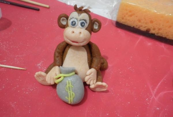 Małpa pieniężna zrobiona z pasty cukrowej