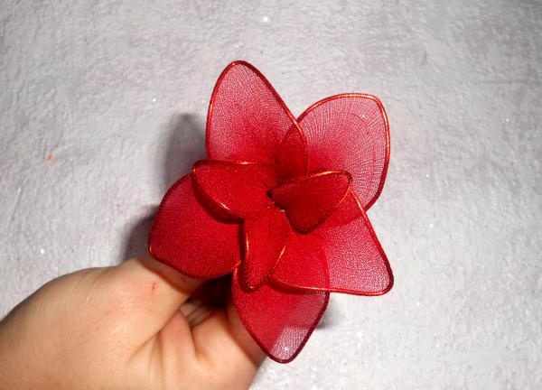 Květiny vyrobené z nylonových punčocháčů