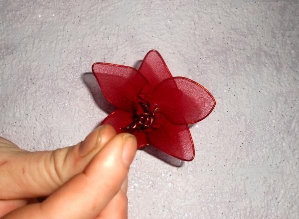 Květiny vyrobené z nylonových punčocháčů