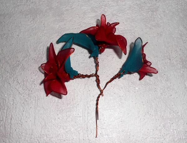 Gėlės pagamintos iš nailoninių pėdkelnių