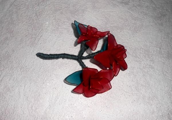 Bunga diperbuat daripada seluar ketat nilon