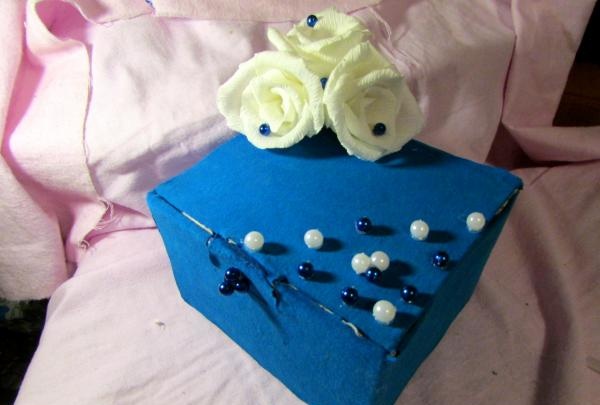 kutija s papirnatim cvijećem