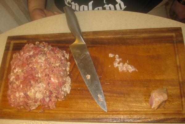 Salsichas de porco picadas à mão