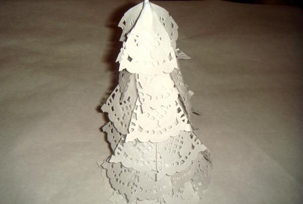 Christmas tree made of openwork napkins