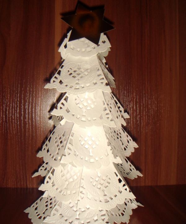 Vánoční strom vyrobený z prolamovaných ubrousků