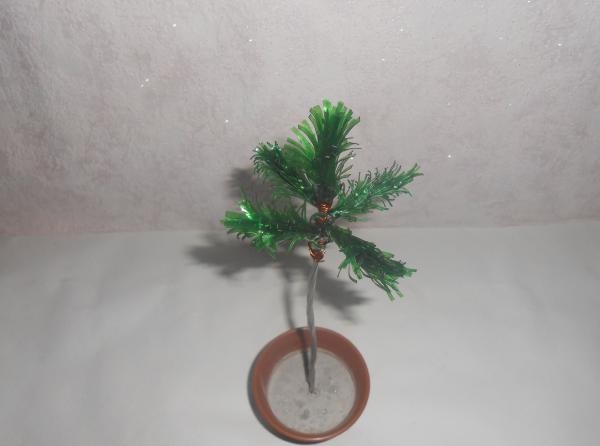 Albero di Natale realizzato con una bottiglia di plastica