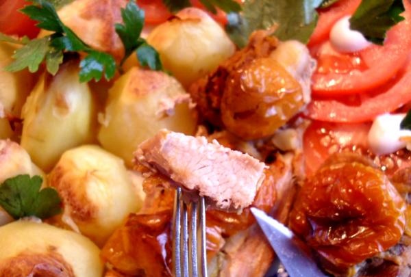 carne al horno con guarnición de patatas