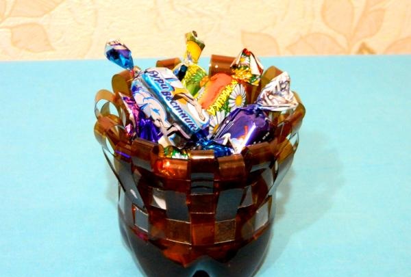 Wicker candy bowl mula sa isang bote