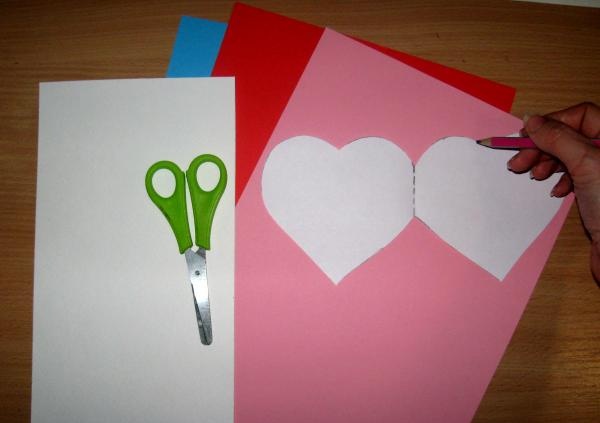 Valentijnskaarten in de vorm van een hart