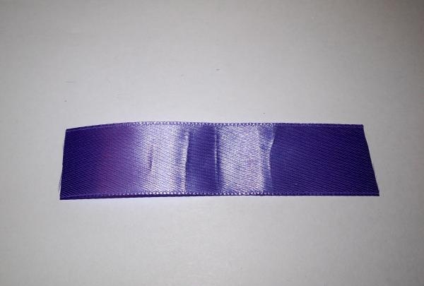 Noeud de ruban de satin violet luxuriant