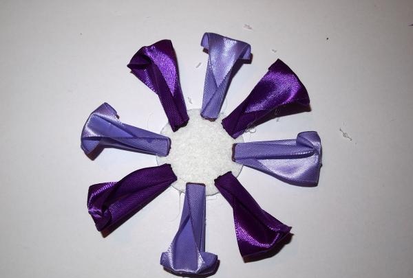 Noeud de ruban de satin violet luxuriant
