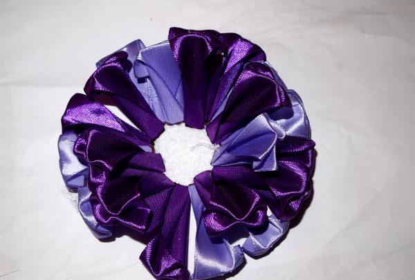 Noeud de ruban de satin violet luxuriant