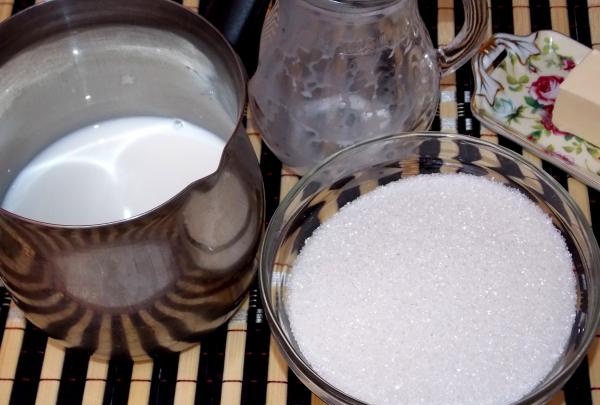 Hjemmelavet kondenseret mælk på 20 minutter
