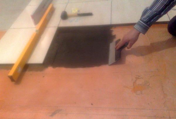 полагане на плочки върху инфрачервени подове