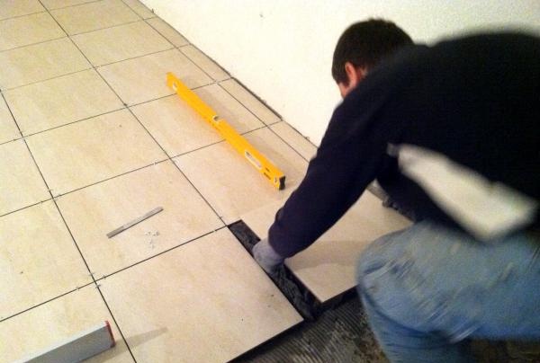 colocação de ladrilhos em pisos infravermelhos