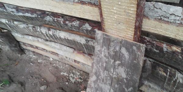 riparazione della fondazione di una casa in legno