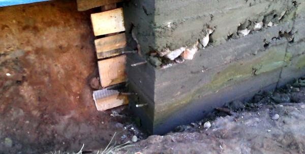 repair of the foundation of a wooden house