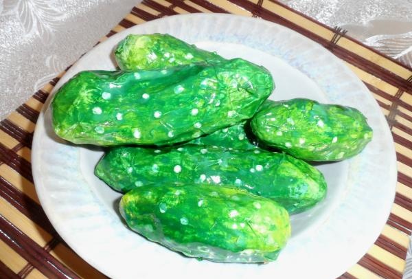 Komkommers met behulp van papier-maché-techniek