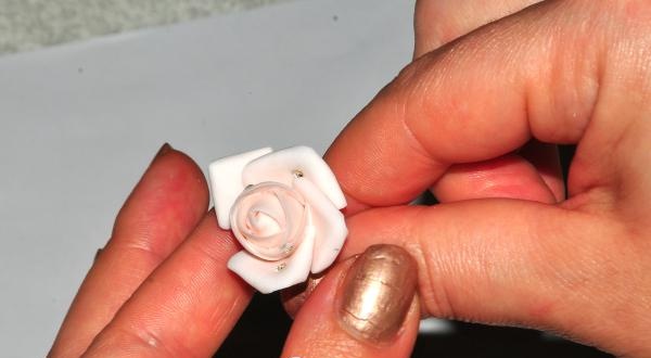 studený porcelánový prsten růže