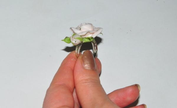 prsten s ružom od hladnog porculana