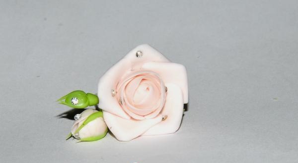Pierścionek z zimnej porcelany w kształcie róży