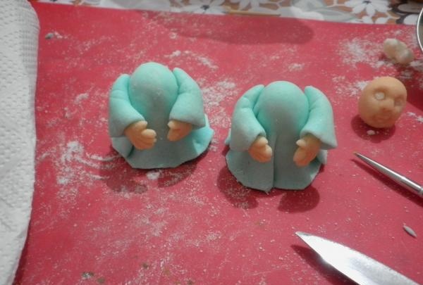 Cake figurines made from mastic
