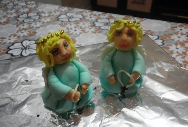 Cake figurines made from mastic